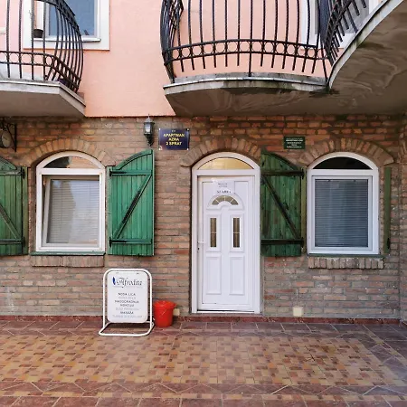 Azra Apartment *